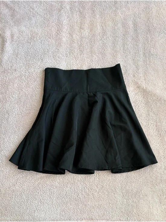 ROMWE Black High-Waist Circle Skater Skirt with Button Detail - Picture 4 of 5